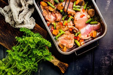 Bir kavurma tavada sebzeli tavuk eti pişirme için hazırlanan.