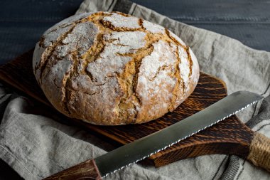 Taze kır ekmek kesme tahtası.