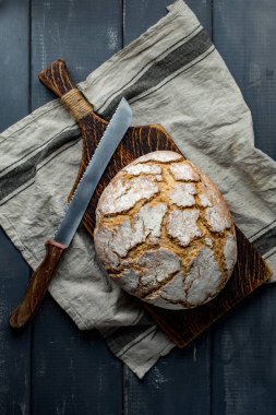 Taze kır ekmek kesme tahtası.