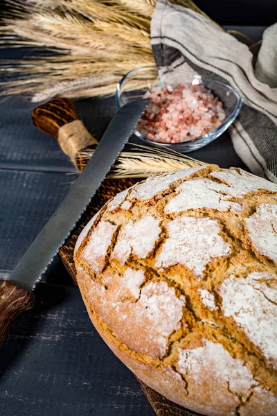 切菜板上的一条新鲜的乡村面包 — 图库照片
