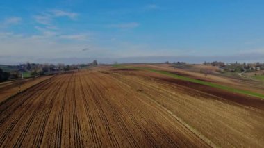 Bir uçuş sonbahar güneş ışığında ekili alanlar üzerinde.