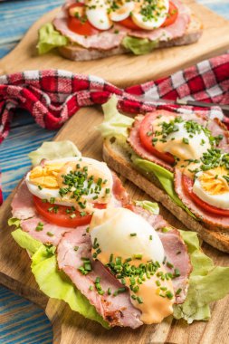 Sandviç domates, yumurta ve kahvaltı için marul.
