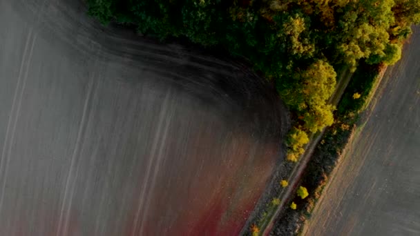 Vue du haut vers le bas des terres agricoles à la lumière du soleil couchant .