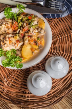 Haşlanmış sebzeler beyaz tabakta tavuk fileto.