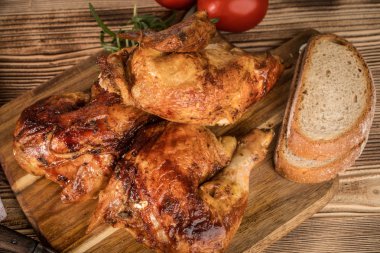 Ahşap Doğrama tahtası üzerinde kızarmış tavuk parçaları. Üstten görünüm.