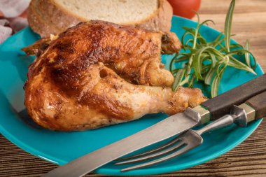 Mavi bir tabak kızarmış tavuk parçaları.