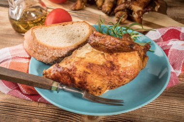 Mavi bir tabak kızarmış tavuk parçaları.