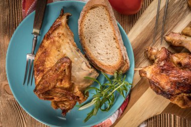 Mavi bir tabak kızarmış tavuk parçaları. Üstten görünüm.