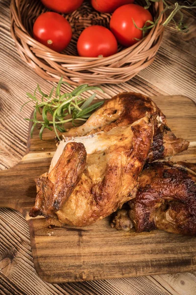 Pedaços Frango Assado Uma Tábua Corte Madeira — Fotografia de Stock