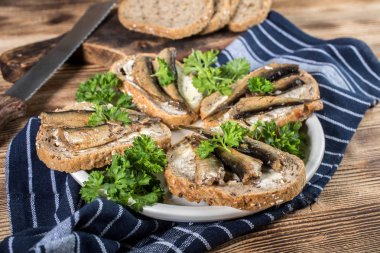 Tahta masadaki lahanalı sandviç..