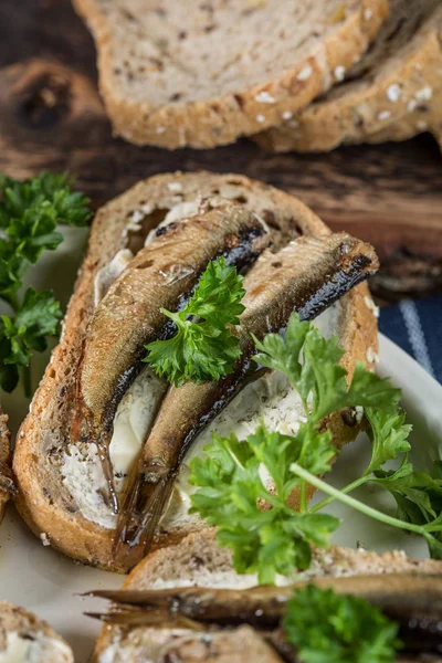 Sandwich Con Espadines Sobre Mesa Madera — Foto de Stock