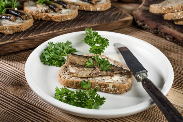 Сэндвич Шпротами Деревянном Столе — стоковое фото