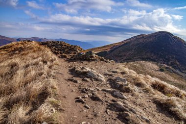 Karpatlar 'ın sonbahar zirvelerinin manzarası. Doğu Karpatlar, Polonya.