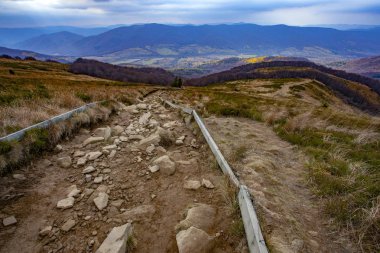 Karpatlar 'ın sonbahar zirvelerinin manzarası. Doğu Karpatlar, Polonya.