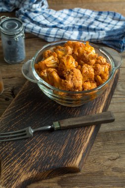 Pişirme için hazırlanan bir bitkisel Marine karnabahar rozet.