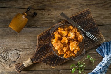 Pişirme için hazırlanan bir bitkisel Marine karnabahar rozet.