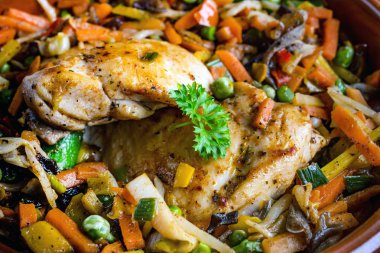 Sebzeli kızarmış tavuk fileto. Koyu ışık.