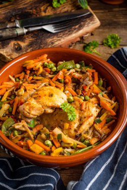 Sebzeli kızarmış tavuk fileto. Koyu ışık.