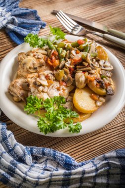 Haşlanmış sebzeler beyaz tabakta tavuk fileto.