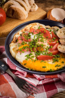 Tahta masada domatesli ev yapımı kızarmış yumurta..