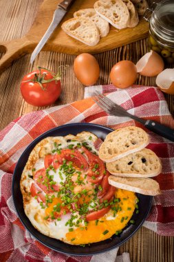 Tahta masada domatesli ev yapımı kızarmış yumurta..