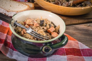 Bigos - etli lahana, kurutulmuş mantar ve füme sosis. Geleneksel Polonya mutfağı..