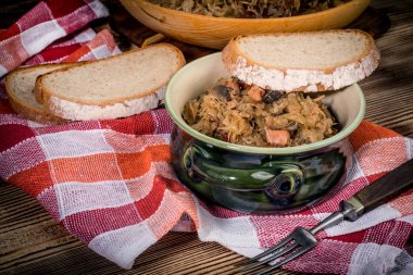 Bigos - etli lahana, kurutulmuş mantar ve füme sosis. Geleneksel Polonya mutfağı..