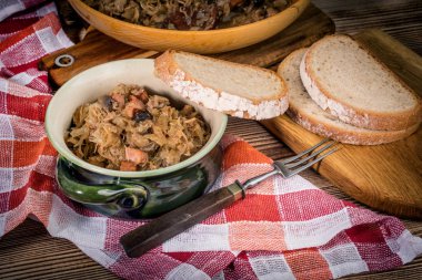 Bigos - etli lahana, kurutulmuş mantar ve füme sosis. Geleneksel Polonya mutfağı..