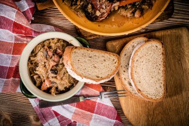 Bigos - etli lahana, kurutulmuş mantar ve füme sosis. Geleneksel Polonya mutfağı..