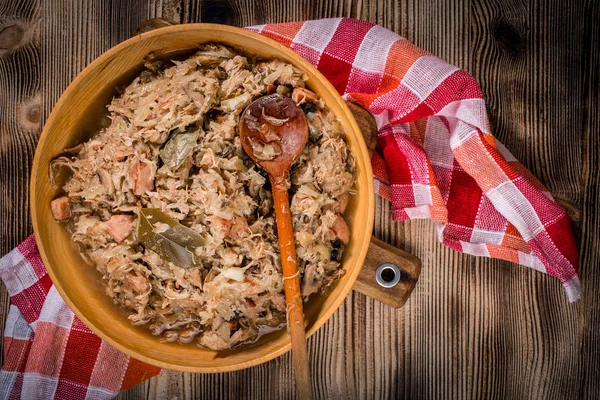 Bigos 肉と煮込みキャベツ 乾燥キノコとスモークソーセージ 伝統的な研磨料理 — ストック写真