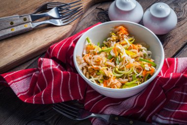 Pırasa, havuç ve ahşap bir masa üzerinde elma salatası.