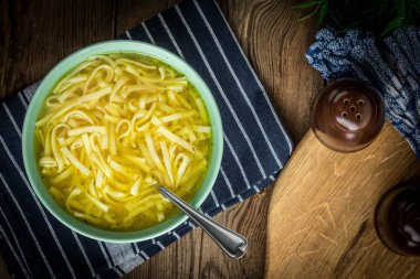 Çorba. Erişteli tavuk çorbası..