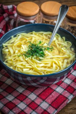 Çorba. Erişteli tavuk çorbası..