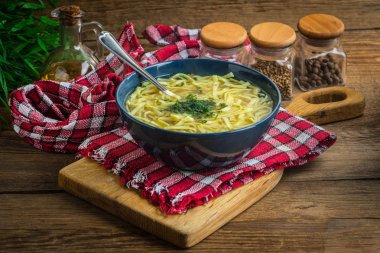 Çorba. Erişteli tavuk çorbası..