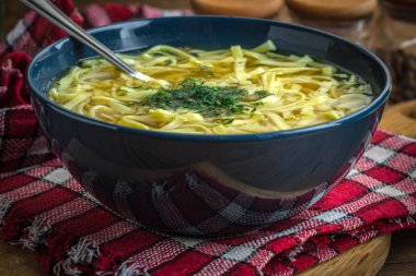 Çorba. Erişteli tavuk çorbası..