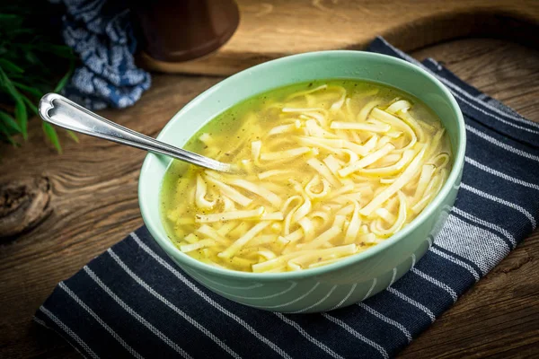 スープ ボウルに麺とチキンスープ — ストック写真