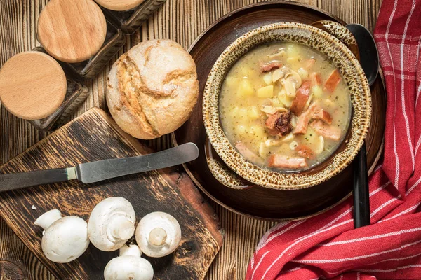 Çavdar unundan yapılmış ekşi çorba. Seçici odaklanma. Üst görünüm.