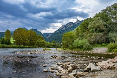 Pieniny dağlarındaki Üç Taç 'ın tepesine giden patika..