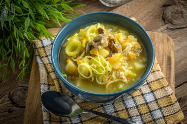 Geleneksel çorba, arpa ve tavuk var. 