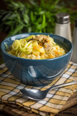 Geleneksel çorba, arpa ve tavuk var. 