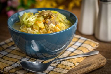 Geleneksel çorba, arpa ve tavuk var. 