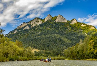 Pieniny dağlarındaki Üç Taç 'ın tepesine giden patika..