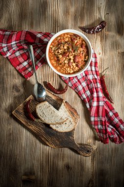 Kavanozda Meksika biberi. Seçici odak.