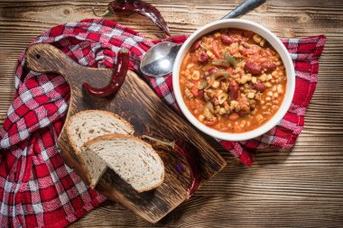 Kavanozda Meksika biberi. Seçici odak.