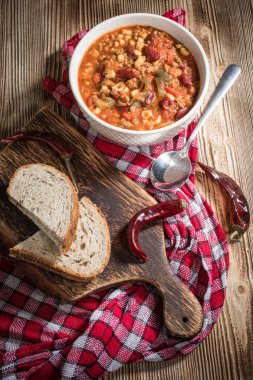 Kavanozda Meksika biberi. Seçici odak.