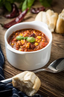 Kavanozda Meksika biberi. Seçici odak.