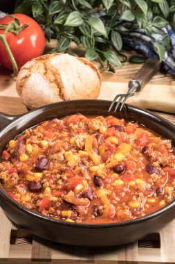 Chili con carne bir kil tavada. Geleneksel Meksika mutfağı.