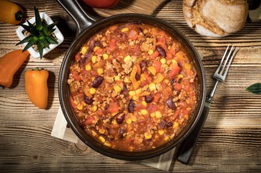 Chili con carne bir kil tavada. Geleneksel Meksika mutfağı. Üstten Görünüm.