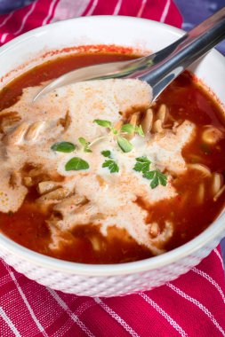 Domates çorbası ekşi krema ile bir görünüm renkli bir arka plan üzerinde.