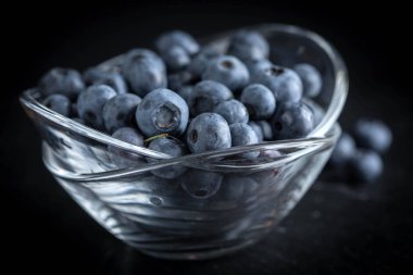 Yaban mersini antioksidan organik bir kase. Küçük alan derinliği.